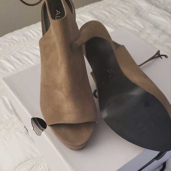 Heels - Picture 2 of 4